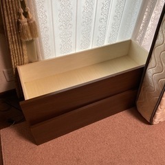 キングサイズのベッドフレームとマットの画像