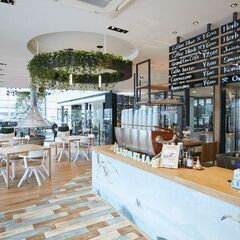 ハワイアンカフェでの調理Staff／高級外車販売店併設店舗《新浦...