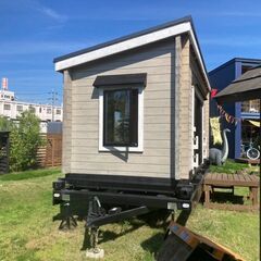 【日本中央住販】　牽引型ログの小屋