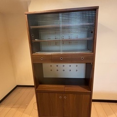 食器棚　レトロ風の画像