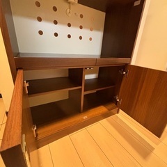 食器棚　レトロ風の画像