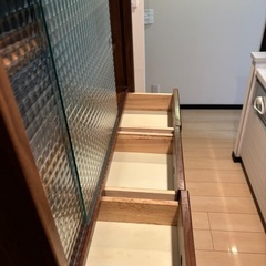 食器棚　レトロ風の画像