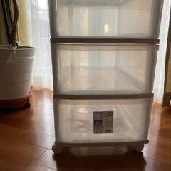 プラスチック収納ケース　キャスター付