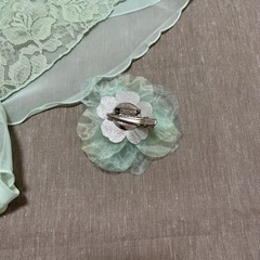 結婚式用 レースのストールとコサージュの画像