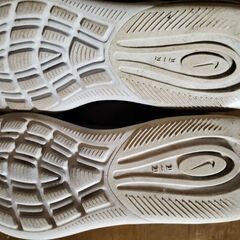 NIKE AIR MAX AXIS 27.0 中古の画像