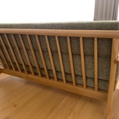 シンプルなデザインのソファの画像