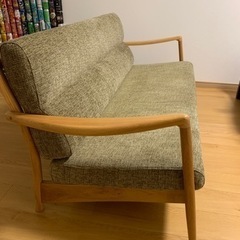 シンプルなデザインのソファの画像