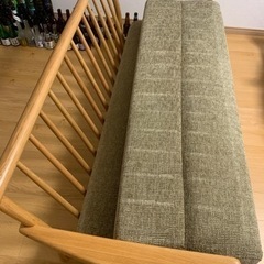 シンプルなデザインのソファの画像