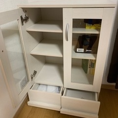 小さめの食器棚、本棚の画像