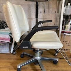 美容室用のカットチェアー　ヘッドレスト付き　カット用　の画像