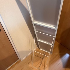 ノンフレームスタンドミラー　鏡の画像