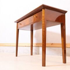 IDC OTSUKA(大塚家具)の人気シリーズSPLENDOR(スプレンダー)のコンソールテーブルです。サペリマホガニーを使用した高級感のあるサイドテーブルはリビングを洗練された印象に。の画像