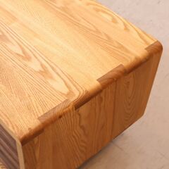 ACTUS(アクタス)で取り扱われていたRELIEF(レリーフ)テレビボード/アッシュ材+ウォールナット材です。丸足が北欧を感じさせるシンプルなローボード♪ナチュラルモダンや北欧スタイルにおススメ。の画像