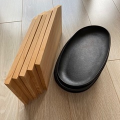 ステーキ用鉄皿　木の敷物5セットの画像