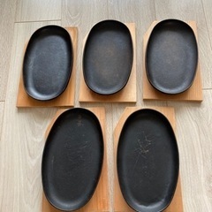 ステーキ用鉄皿　木の敷物5セットの画像