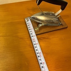 レトロなミニアイロン。使用可能です。14㎝×9㎝の箱に納まります。　の画像