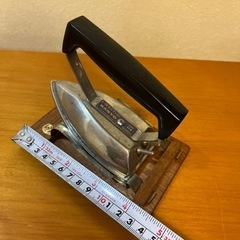 レトロなミニアイロン。使用可能です。14㎝×9㎝の箱に納まります。　の画像
