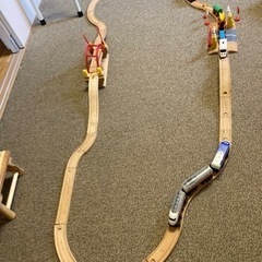 木製レールと電車のおもちゃ　　　
