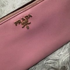 PRADAの財布の画像