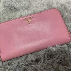 PRADAの財布