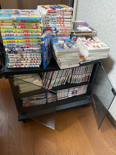 可動テレビ台＆コミック、文庫本