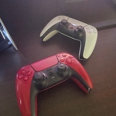 PS5 DIGITAL EDITION 2 つのコントローラの画像