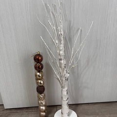 クリスマスツリー（オーナメント付き） LEDツリーシラカバウッド ニトリの画像