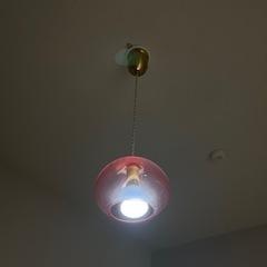 ピンクのペンダントライトの画像