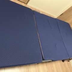 スノコ折りたたみベッドとマットレス