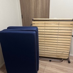 スノコ折りたたみベッドとマットレスの画像
