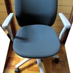 肘付き　オフィスチェア　椅子　イス　黒　１脚の価格です