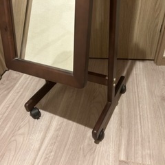 キャスター付き木製スタンドミラーの画像