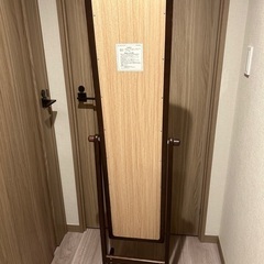 キャスター付き木製スタンドミラーの画像