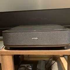 EPSON EH-LS300B 超単焦点　
プロジェクターの画像