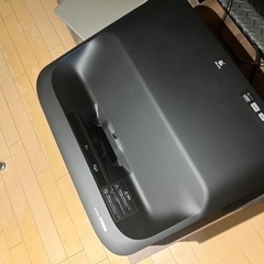 EPSON EH-LS300B 超単焦点　
プロジェクターの画像