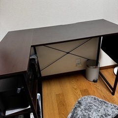 デスクと椅子の画像