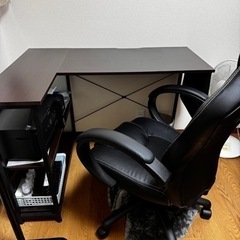 デスクと椅子の画像