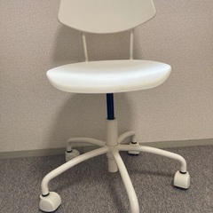 IKEAの白い椅子