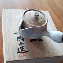 急須と湯飲み茶碗の画像