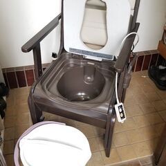 ひばりヶ丘、東久留米駅最寄の新座市より、家具調トイレ/介護用トイレ/座楽/パナソニック/あたたか便座/脱臭/キャスター付き/介護用品/室内用/高齢者/PN-L23218/ポータブルの画像