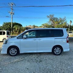 【車検あり】トヨタ ノア(8人乗り) 後期モデル USSオークション評価点【4.5点】(喫煙車)の画像