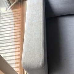 グレー　ソファー　2人掛け　3人でも座れますの画像