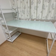 組み立て式、棚付きデスクの画像