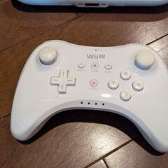 WiiU本体、コントローラー、WiiUソフト3個の画像