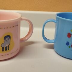 子ども用にぴったり　陶器マグ、グラス、プラスチックコップの画像