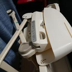 Combi ルシエスAT(左の白いもの、電動、テーブルあり)の画像