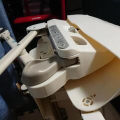 Combi ルシエスAT(左の白いもの、電動、テーブルあり)の画像