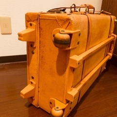レザーのスーツケースの画像
