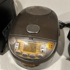 【TOSHIBA  オーブンレンジ】と  【ZOJIRUSHI  炊飯器】の画像