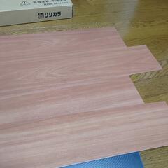 フロアタイル　赤茶色系　３４枚あります。